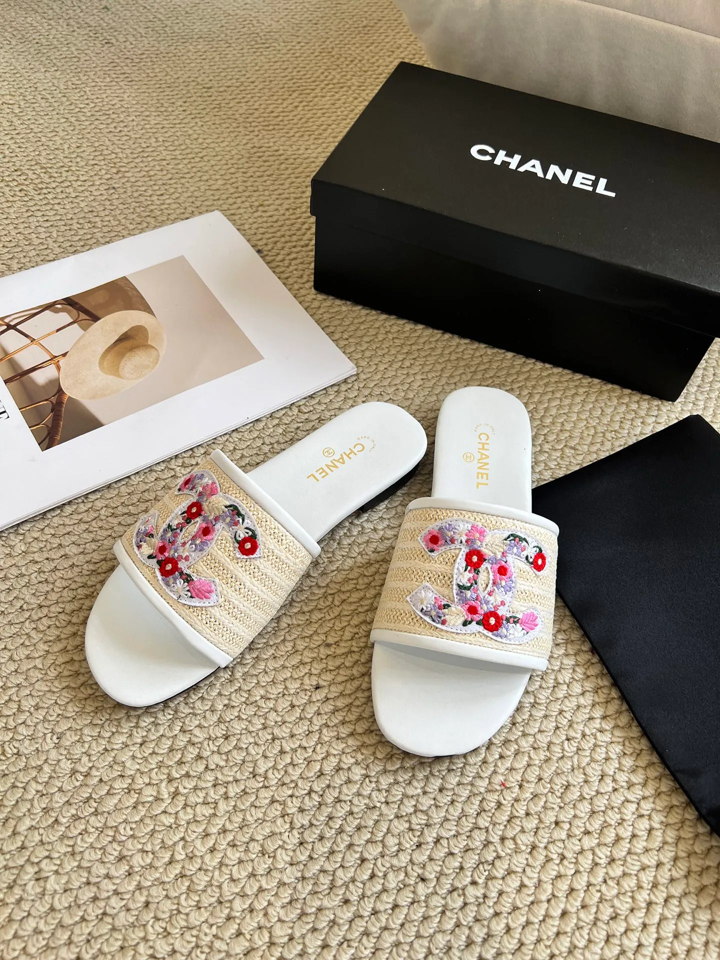 👟👟Ex-factory price 340👟👟 Genuine leather sole +30 CHANEL, the upper uses three-dimensional electric embroidery technology, the upper foot is comfortable, soft and breathable, must-have size 35-43 every day, leather sole +30